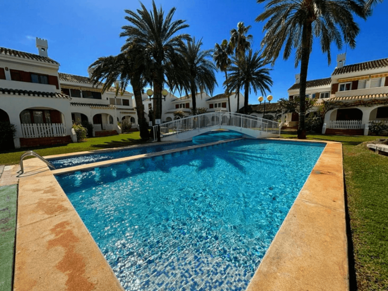 CASA ADOSADA A UN PASO DE LA PLAYA