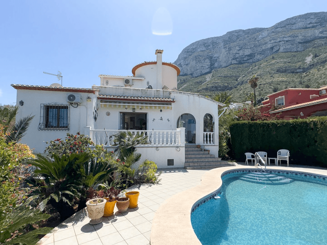 Villa Exclusiva en Dénia: Un Balcón al Mediterráneo y la Historia.