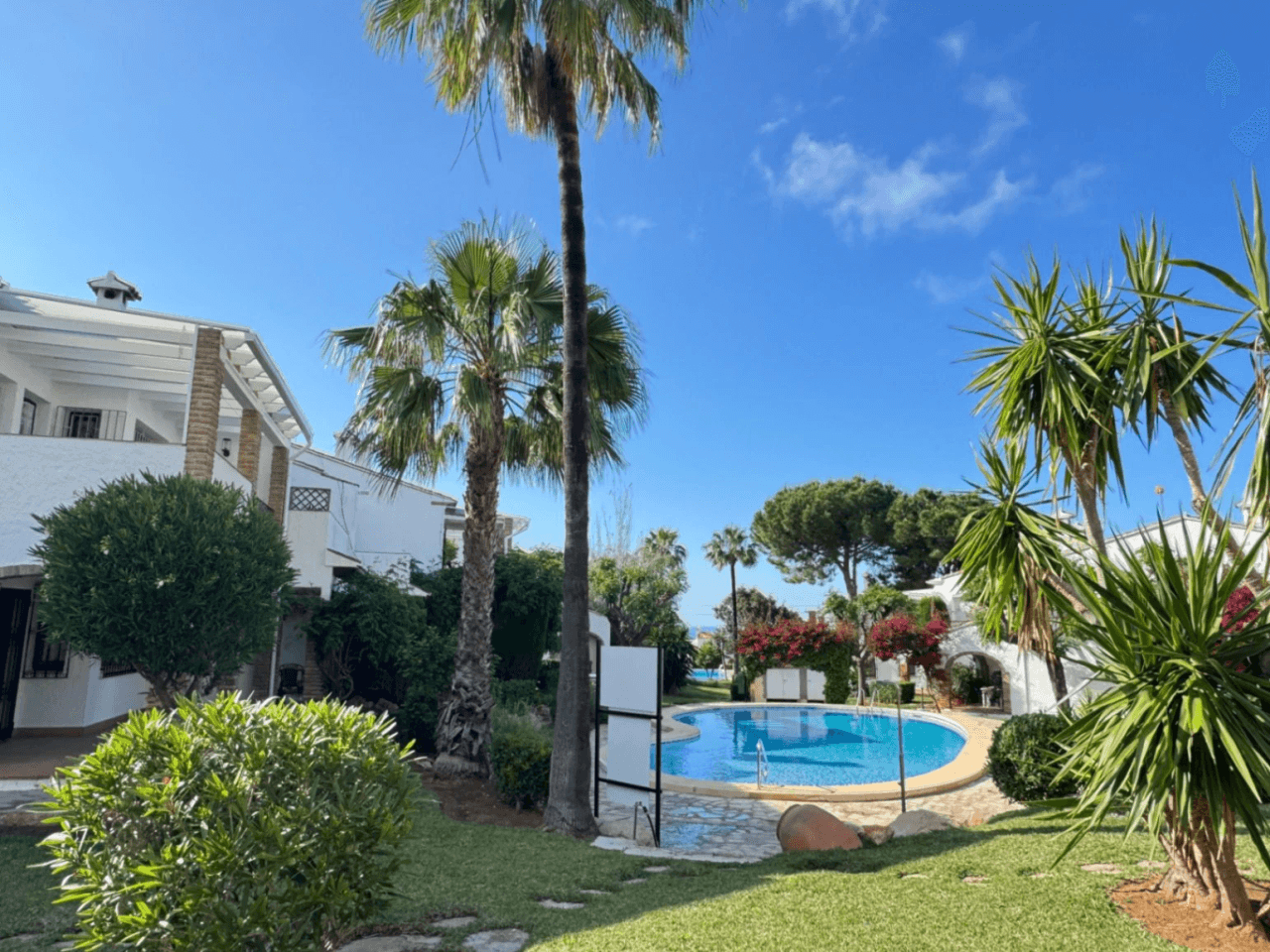 Adosado de 3 dormitorios con jardin privado en urbanización con piscina en Denia