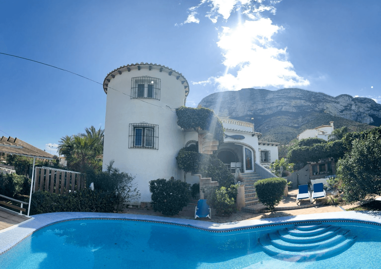 Villa clásica en Dénia con vistas