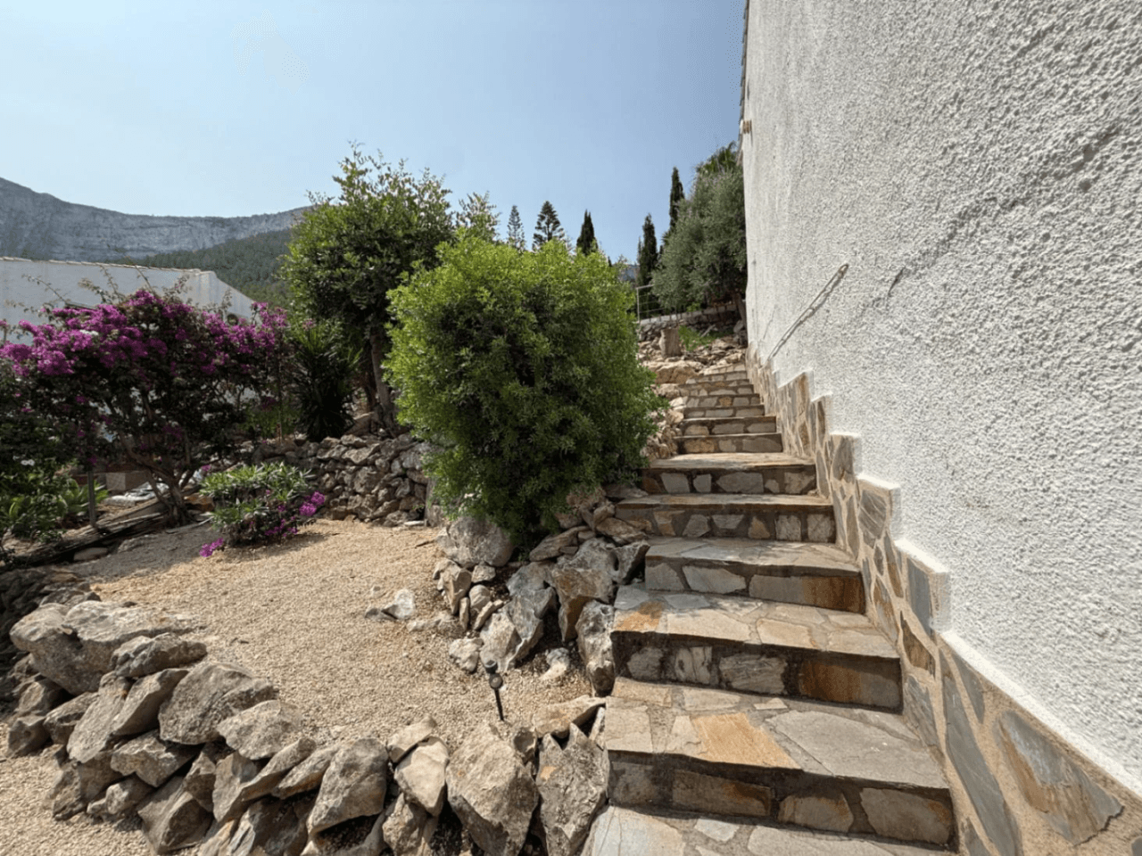 Encantadora villa en la zona del Montgó con vistas panorámicas al mar, al castillo y a la ciudad de Dénia