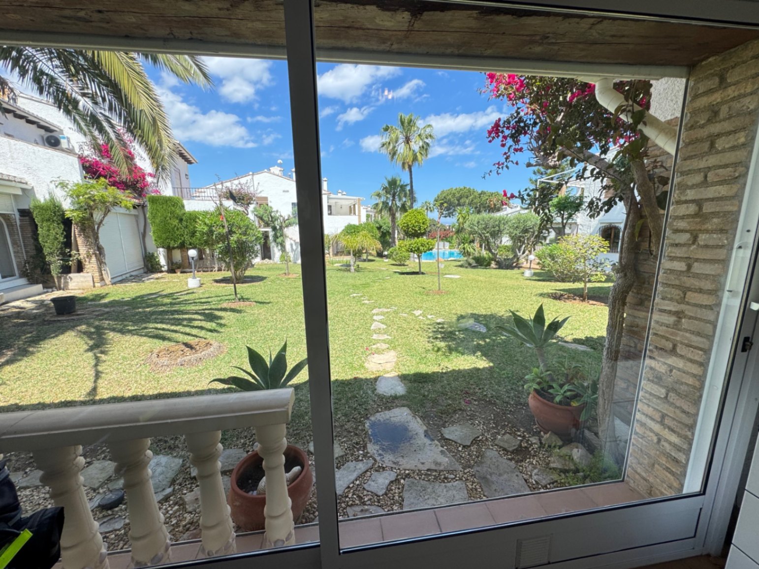 Adosado de 3 dormitorios con jardin privado  en urbanización con piscina en Denia