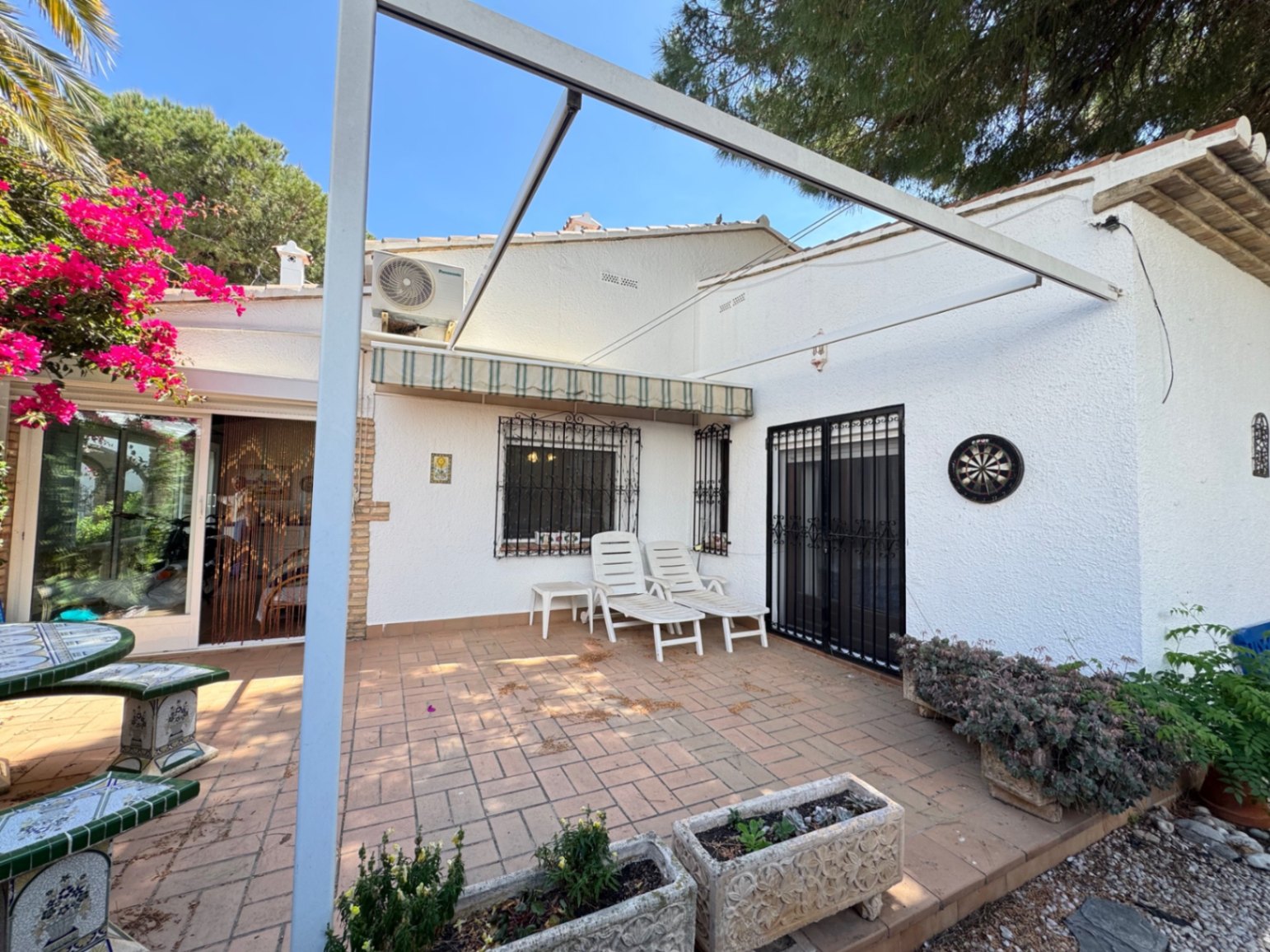 Adosado de 3 dormitorios con jardin privado  en urbanización con piscina en Denia