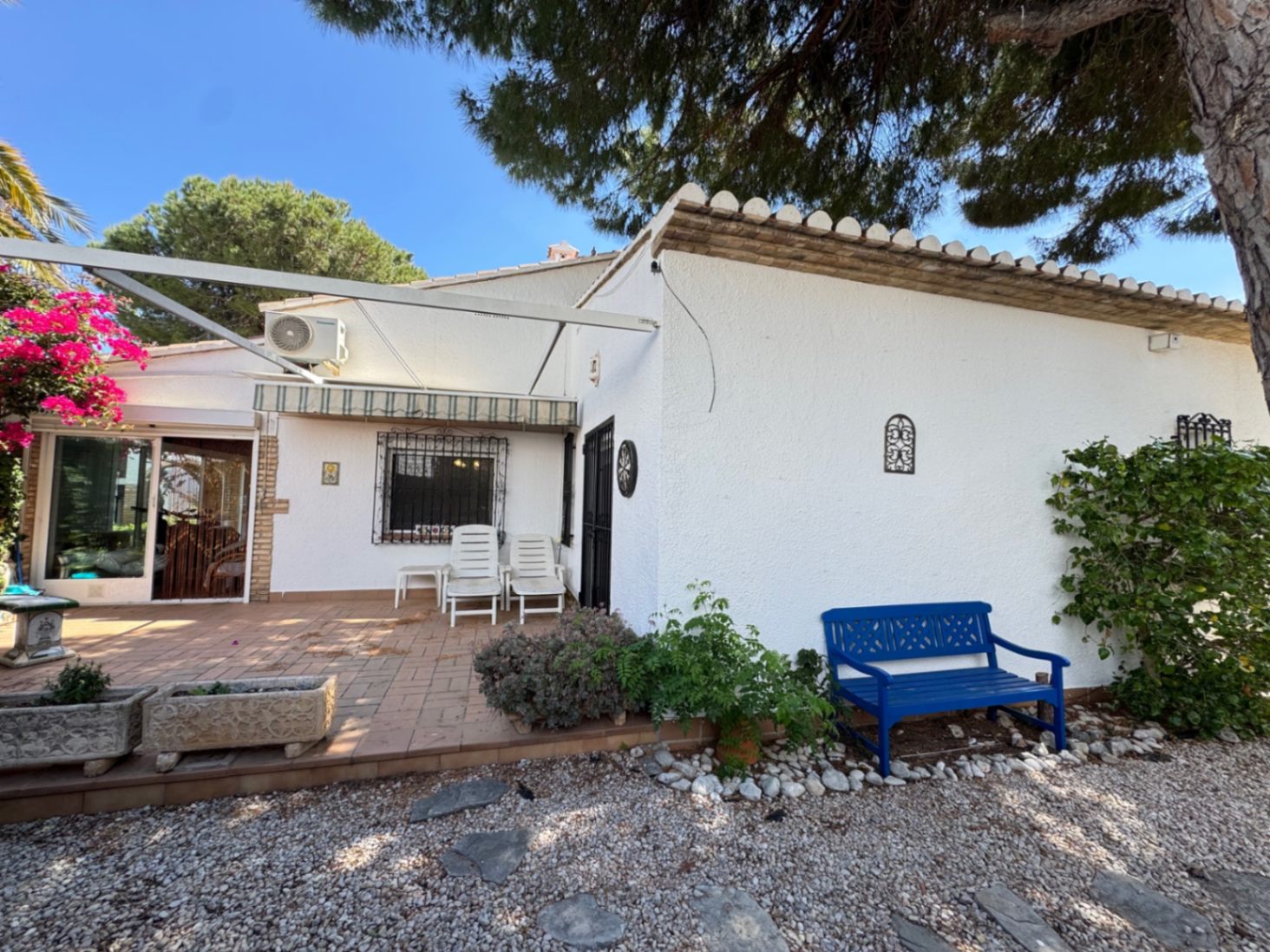Adosado de 3 dormitorios con jardin privado  en urbanización con piscina en Denia