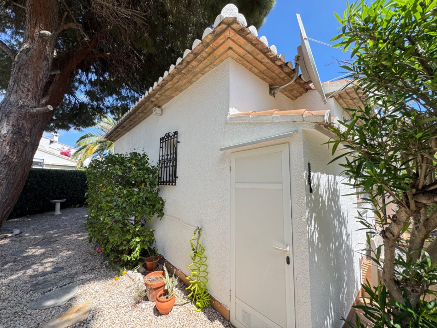 Adosado de 3 dormitorios con jardin privado  en urbanización con piscina en Denia