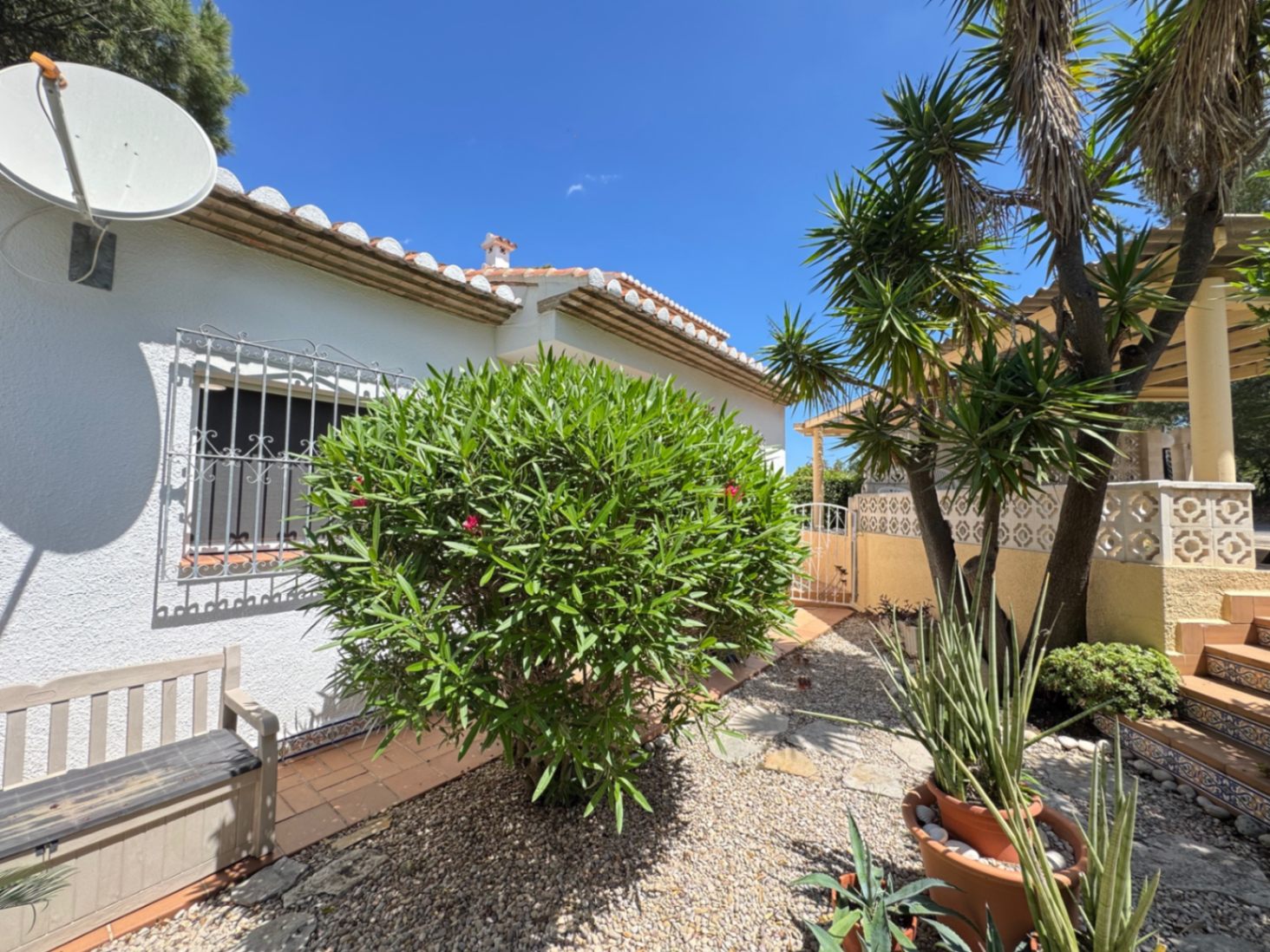 Adosado de 3 dormitorios con jardin privado  en urbanización con piscina en Denia