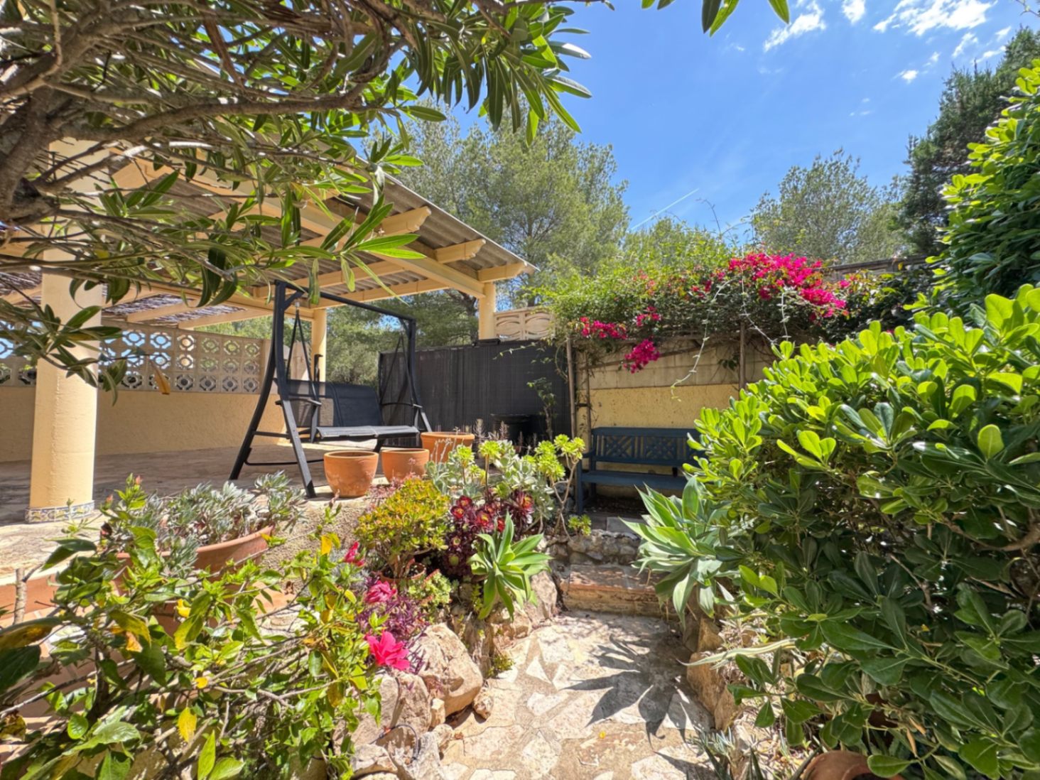 Adosado de 3 dormitorios con jardin privado  en urbanización con piscina en Denia