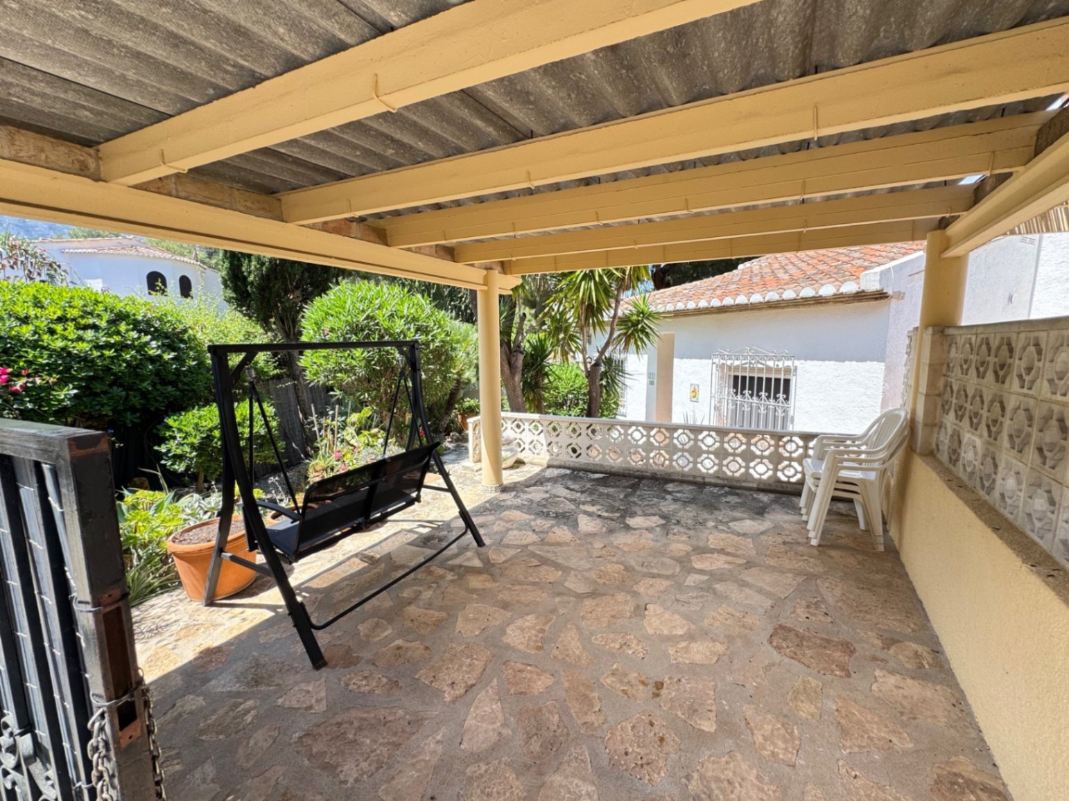Adosado de 3 dormitorios con jardin privado  en urbanización con piscina en Denia