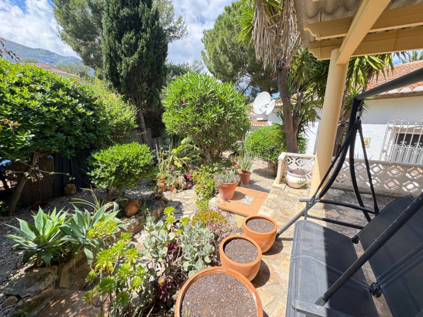 Adosado de 3 dormitorios con jardin privado  en urbanización con piscina en Denia