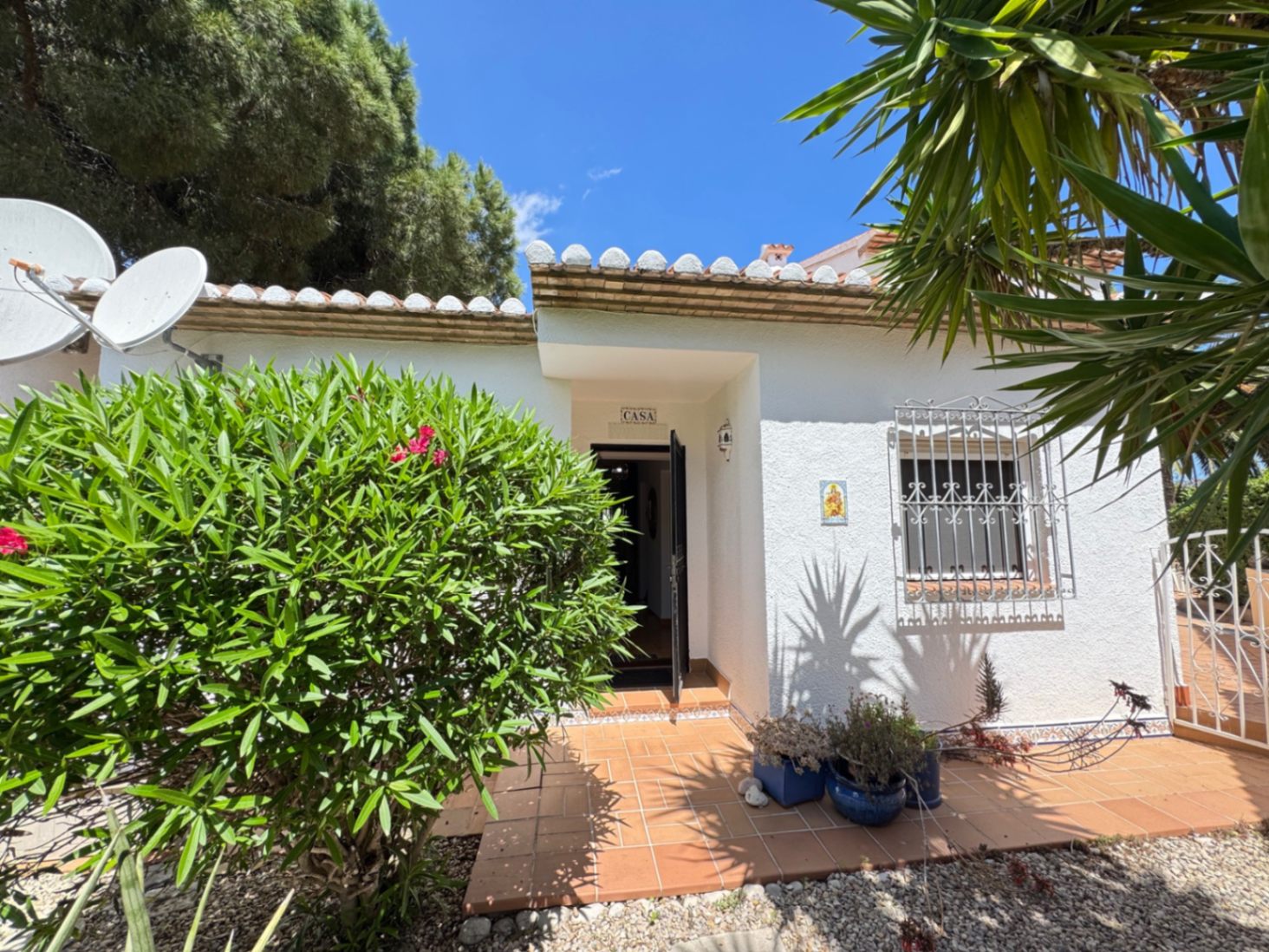 Adosado de 3 dormitorios con jardin privado  en urbanización con piscina en Denia