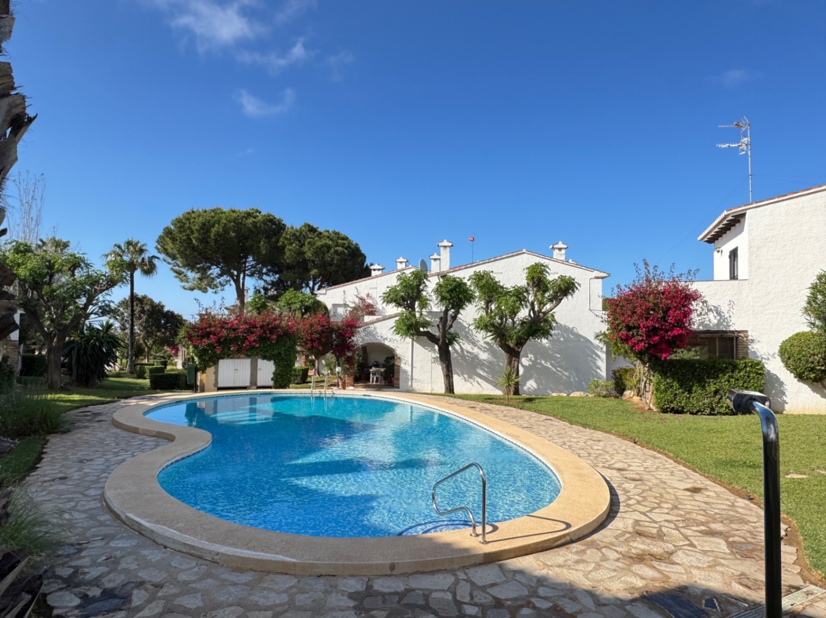 Adosado de 3 dormitorios con jardin privado  en urbanización con piscina en Denia