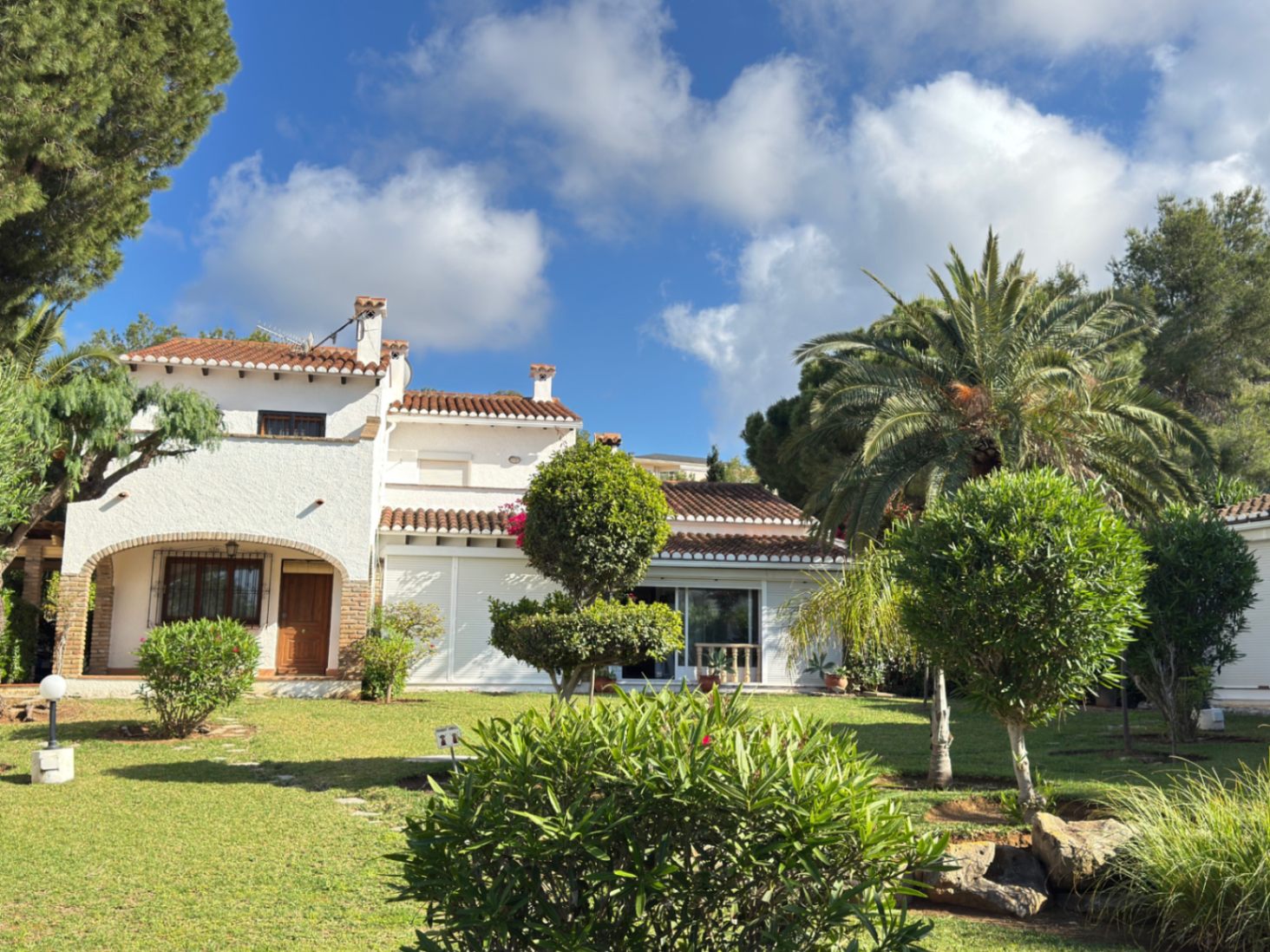 Adosado de 3 dormitorios con jardin privado  en urbanización con piscina en Denia