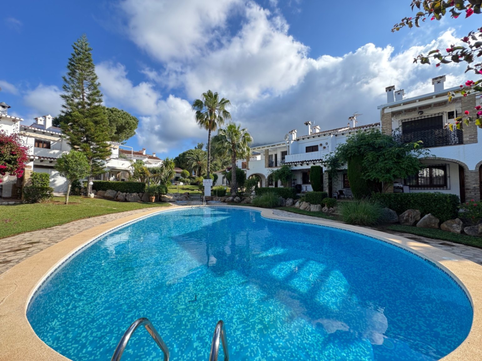 Adosado de 3 dormitorios con jardin privado  en urbanización con piscina en Denia