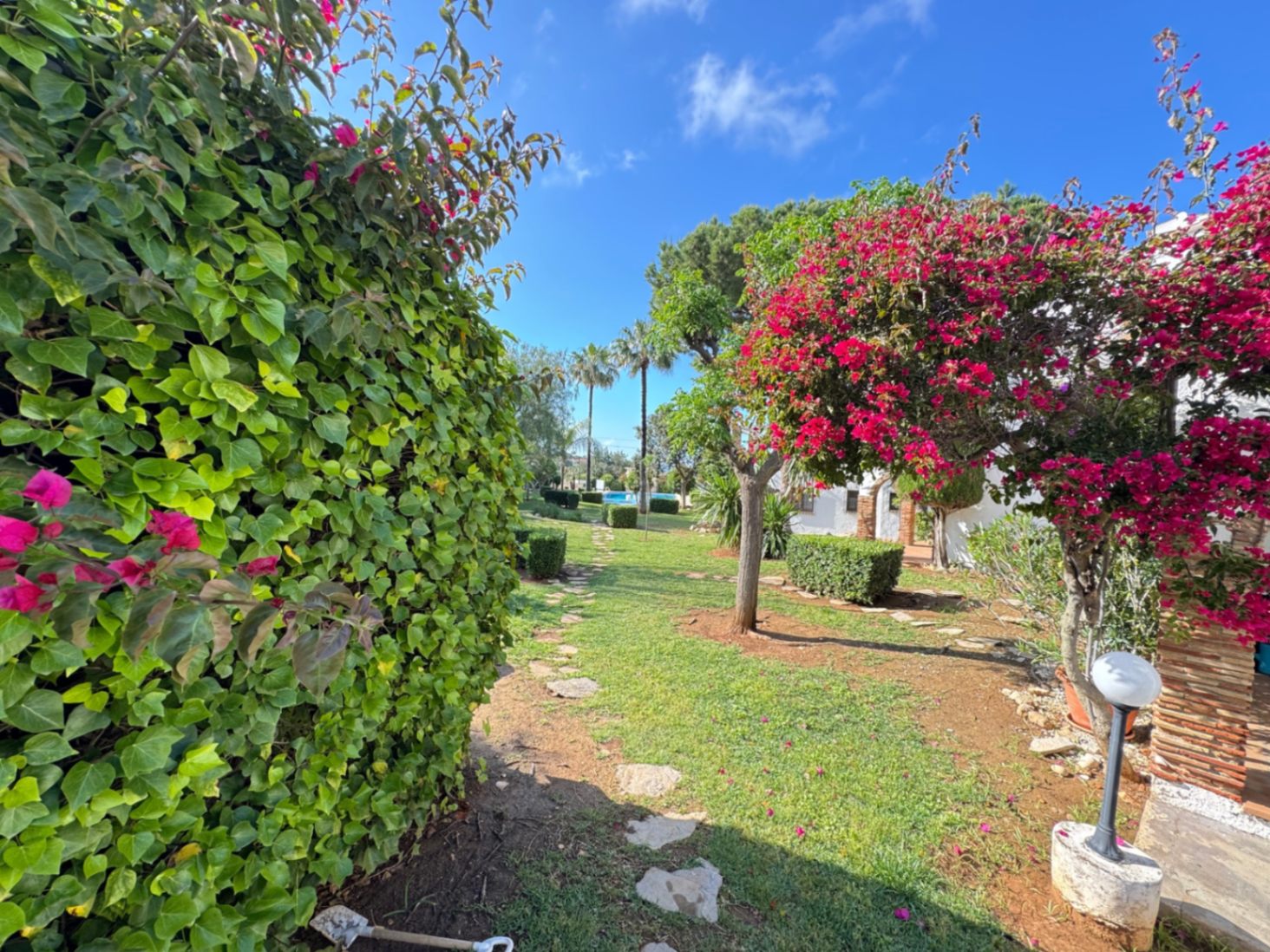 Adosado de 3 dormitorios con jardin privado  en urbanización con piscina en Denia