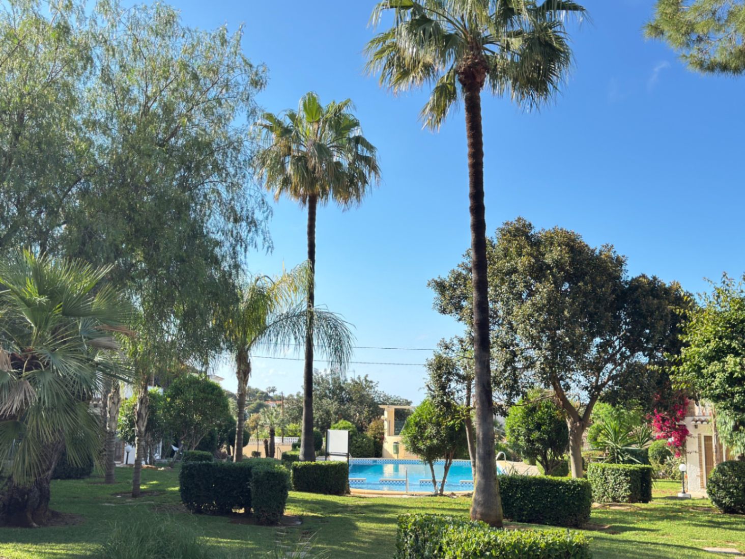 Adosado de 3 dormitorios con jardin privado  en urbanización con piscina en Denia