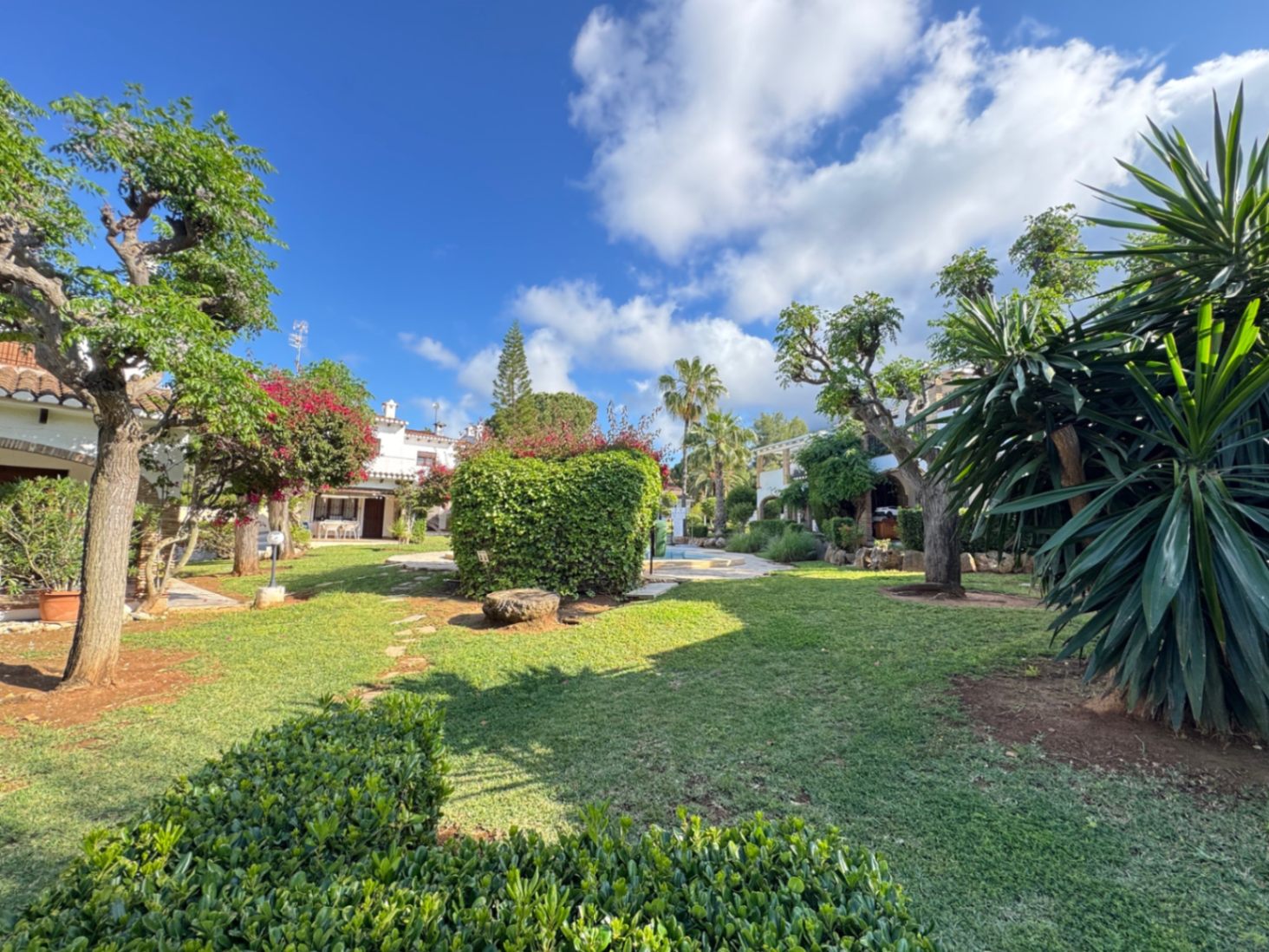 Adosado de 3 dormitorios con jardin privado  en urbanización con piscina en Denia