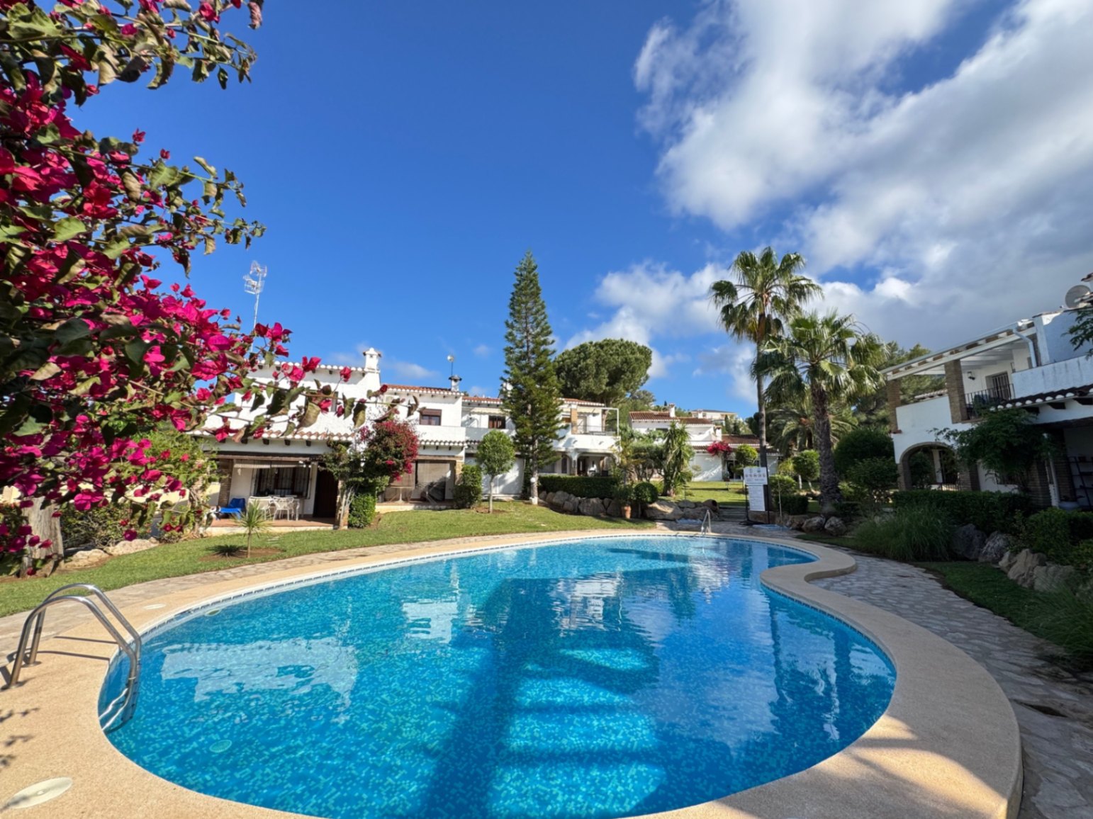 Adosado de 3 dormitorios con jardin privado  en urbanización con piscina en Denia