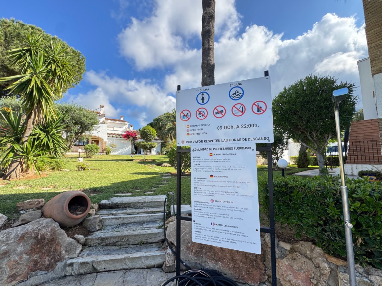 Adosado de 3 dormitorios con jardin privado  en urbanización con piscina en Denia