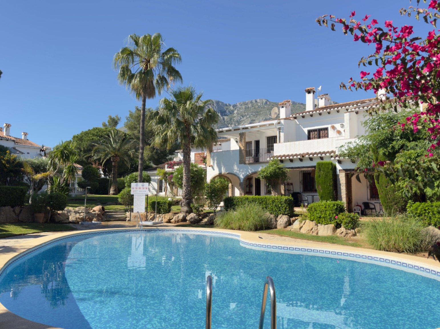 Adosado de 3 dormitorios con jardin privado  en urbanización con piscina en Denia