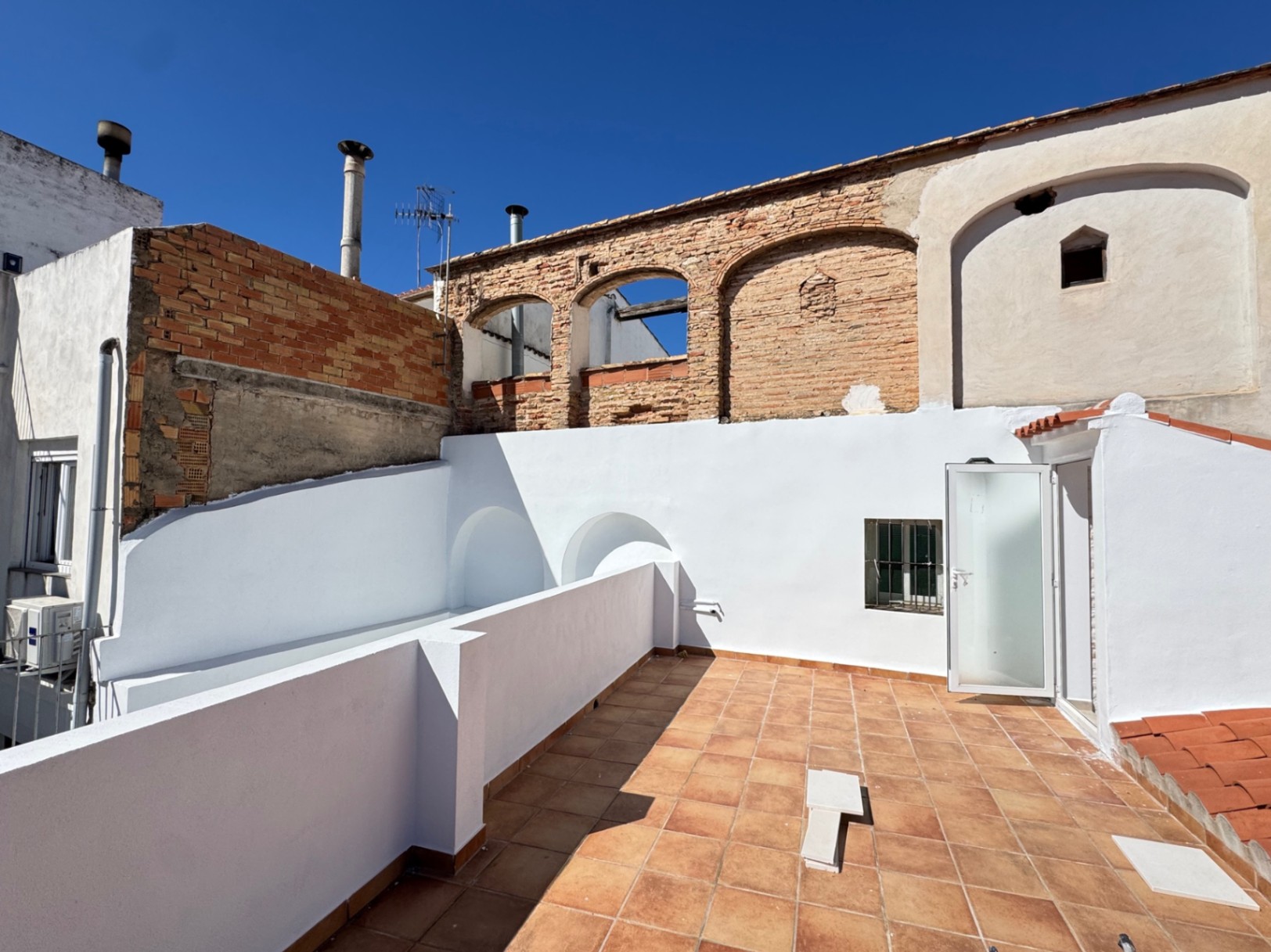Casa de pueblo en centro Oliva con 3 viviendas dentro