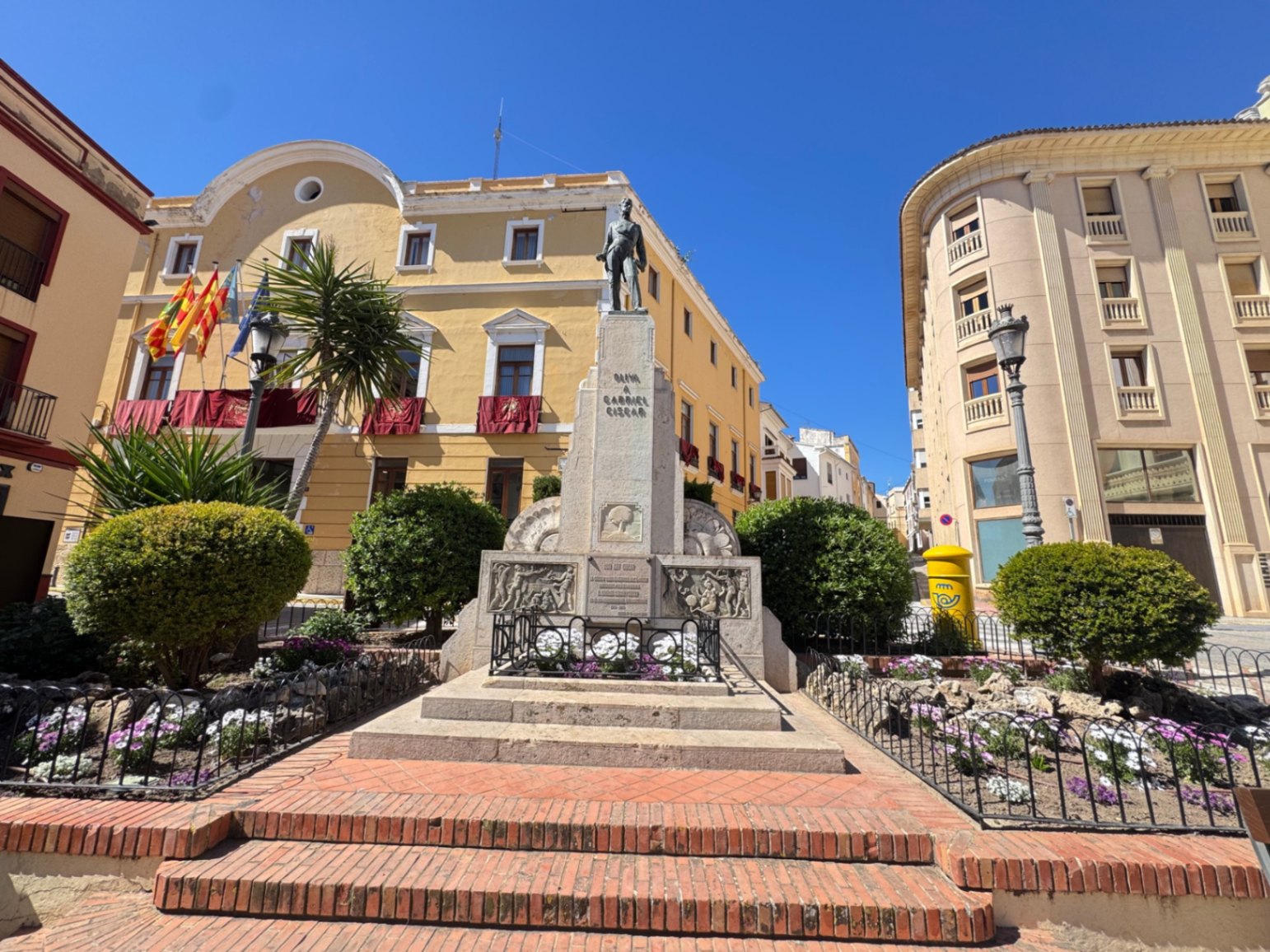 Casa de pueblo en centro Oliva con 3 viviendas dentro