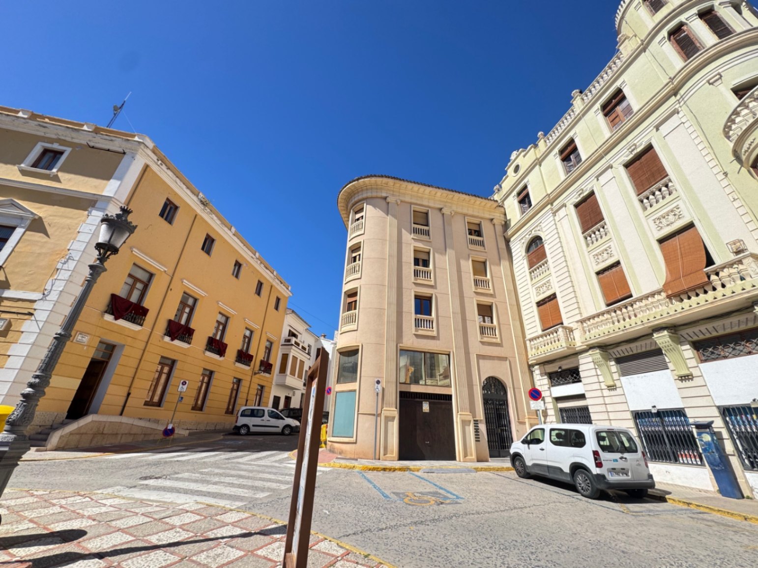 Casa de pueblo en centro Oliva con 3 viviendas dentro